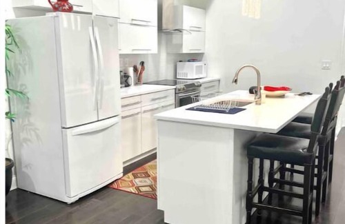 Center City Condo | Spacious 3BD 2BA Jacuzzi near Convention Center
