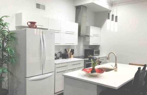 Center City Condo | Spacious 3BD 2BA Jacuzzi near Convention Center