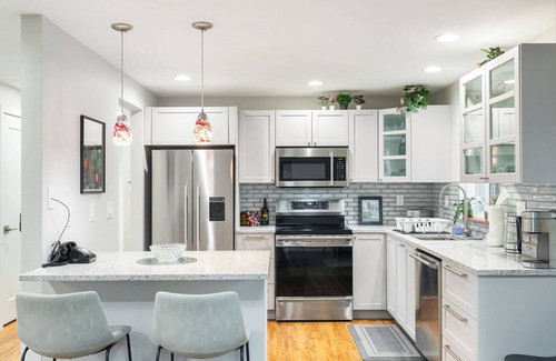 White Center House | Spacious 3BD Retreat + Pet Friendly, Large Yard