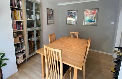 Cambridge House | Spacious 3BDR Family Home with garden and private parking