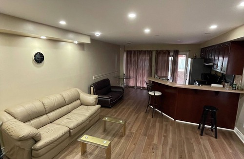 East Credit House | Spacious 3bedroom house