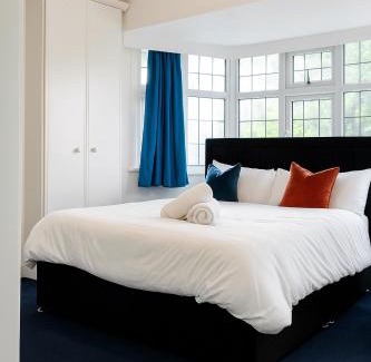 Merton Apartment | Spacious 3Bedroom Duplex near Wimbledon with free Parking & private Garden contractors