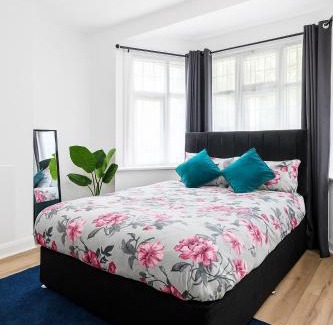 Merton Apartment | Spacious 3Bedroom Duplex near Wimbledon with free Parking & private Garden contractors