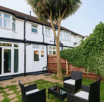 Merton Apartment | Spacious 3Bedroom Duplex near Wimbledon with free Parking & private Garden contractors