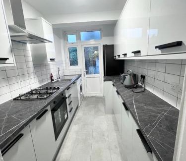 Merton Apartment | Spacious 3Bedroom Duplex near Wimbledon with free Parking & private Garden contractors