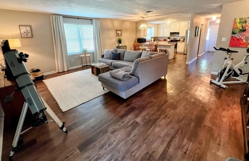Woodland Drives House | Spacious 3BR 2.5 BA Townhome, Near Capital, Universities, Cascades & Meyers Park
