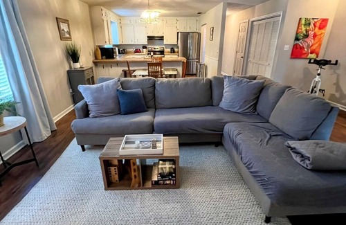 Woodland Drives House | Spacious 3BR 2.5 BA Townhome, Near Capital, Universities, Cascades & Meyers Park