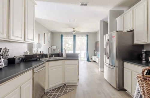 Apopka House | Spacious 3BR 2BA Apopka Vacation Rental. Close to Disney, Universal & Springs