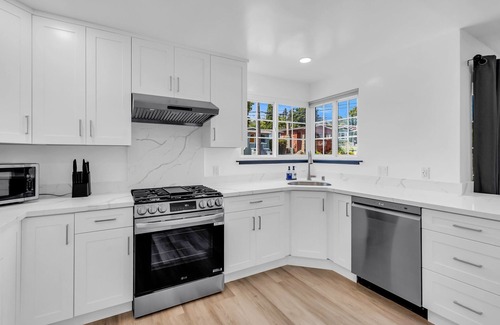 Maxwell Park House | Spacious 3BR 2BA house with WiFi in Oakland