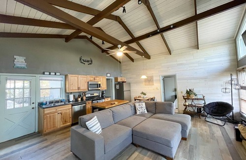 Beech Mountain Cabin | Spacious 3BR/3BA Cabin Only 0.5 Miles From Slopes!