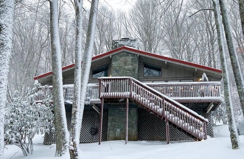 Beech Mountain Cabin | Spacious 3BR/3BA Cabin Only 0.5 Miles From Slopes!