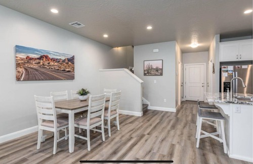 Washington Condo | Spacious 3Br/8 Beds, Garage, Wifi, Close to Pool, Centrally Located, Family Fun