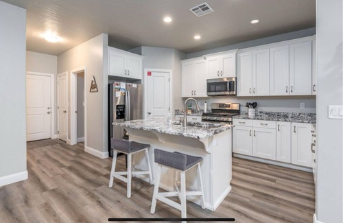 Washington Condo | Spacious 3Br/8 Beds, Garage, Wifi, Close to Pool, Centrally Located, Family Fun