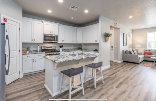 Washington Condo | Spacious 3Br/8 Beds, Garage, Wifi, Close to Pool, Centrally Located, Family Fun