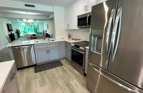 Sanibel Condo | Spacious 3BR + Den Sanibel Retreat | Walk to Beach & Lighthouse