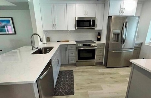 Sanibel Condo | Spacious 3BR + Den Sanibel Retreat | Walk to Beach & Lighthouse