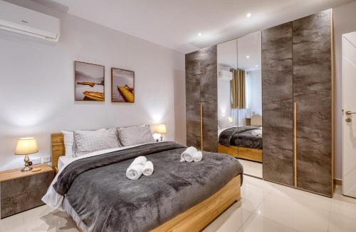 Ta' Xbiex Apartment | Spacious 3BR Flat, Equipped Kitchen, Pool Table