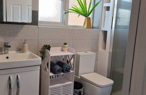Luton Apartment | Spacious 3BR Home w. Garden & Parking | Sleeps 7 | Near Luton Airport