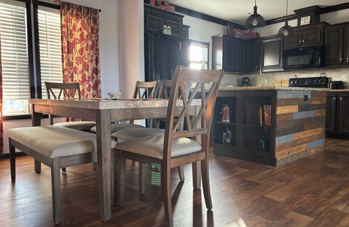 Navarro County House | Spacious 3BR Home + Barn Theater in the Country Between Dallas & Houston