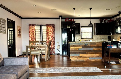 Navarro County House | Spacious 3BR Home + Barn Theater in the Country Between Dallas & Houston