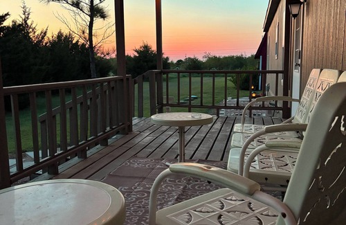 Navarro County House | Spacious 3BR Home + Barn Theater in the Country Between Dallas & Houston