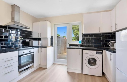 Turkey Street House | Spacious 3BR House in Enfield N.London with Garden