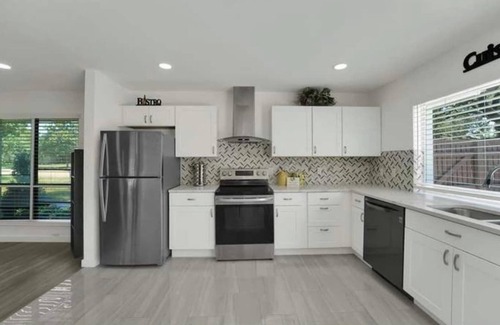 Richardson House | Spacious 3BR Oasis Pool, Fire Pit & Family Fun