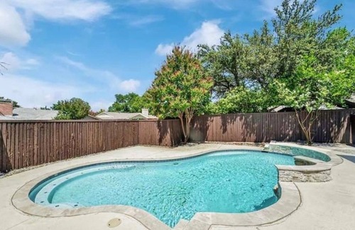 Richardson House | Spacious 3BR Oasis Pool, Fire Pit & Family Fun