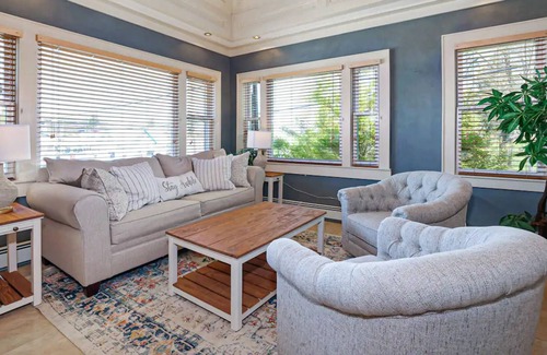 Larchmont House | Spacious 3BR Private Home * Direct Water View