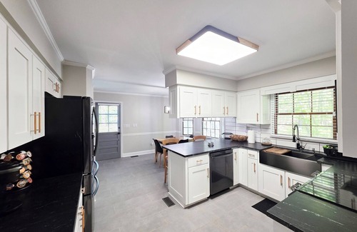 McCain House | Spacious 3BR Retreat – Split-King Beds near UNC