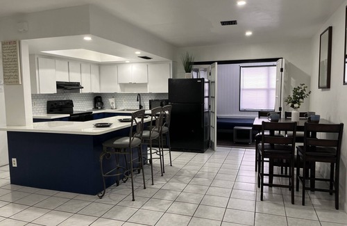 Lake Worth Corridor Apartment | Spacious 4 Bd /2 Ba perfect for any event