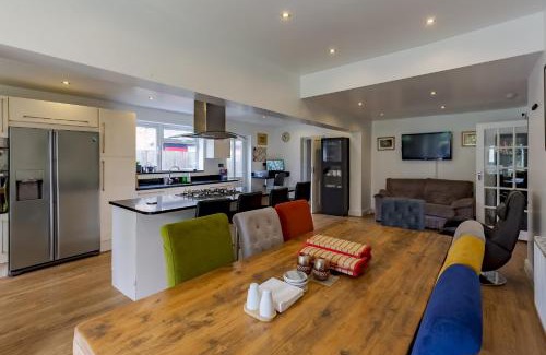 Moseley House | Spacious 4-Bed Family Home with Garden Parking Pass the Keys