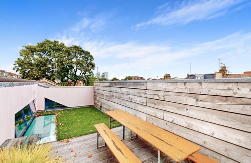 Mile End House | Spacious 4 Bed Home - 5 min walk to 2 Stations