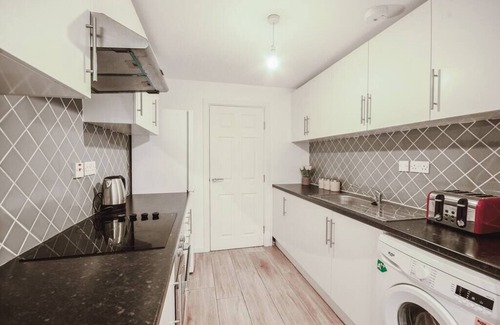 Canterbury House | Spacious 4 Bed House, City Centre -w/Parking