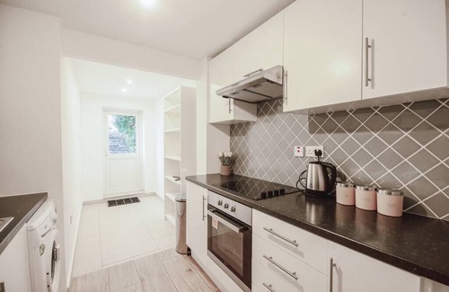 Canterbury House | Spacious 4 Bed House, City Centre -w/Parking