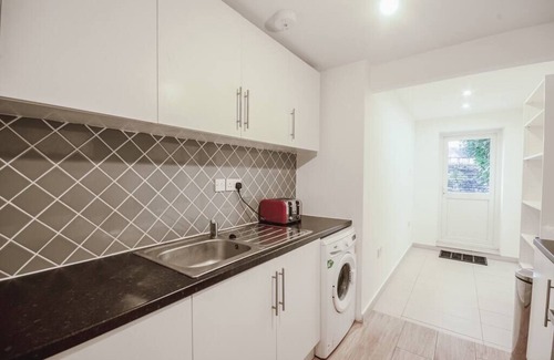 Canterbury House | Spacious 4 Bed House, City Centre -w/Parking
