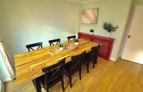 Winchester House | Spacious 4 Bed House in Winchester with Parking and Garden