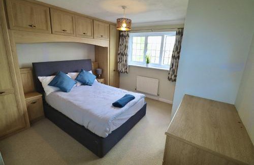 Winchester House | Spacious 4 Bed House in Winchester with Parking and Garden