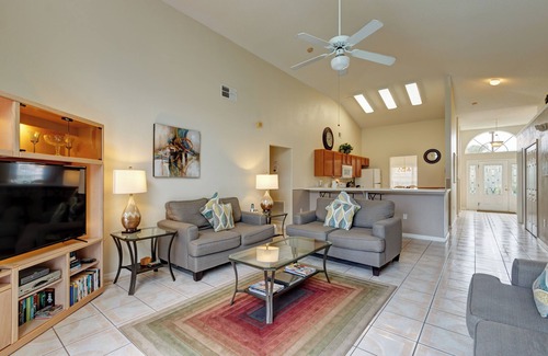 Country Creek Estates Villa | Spacious 4-bed lakeside pool villa near Disney