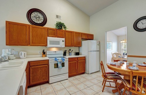 Country Creek Estates Villa | Spacious 4-bed lakeside pool villa near Disney