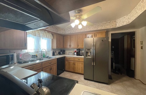 Sterling Heights House | Spacious 4 bedroom 7 beds house with AC, WiFi in welcoming Sterling Heights