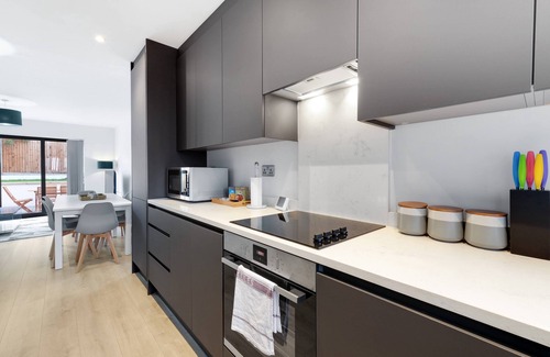 Slough House | Spacious 4 Bedroom House -01 with Parking in Farnham Royal Slough