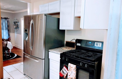 Cleveland House | Spacious 4 Bedroom, 1 bathroom Vacation Rental