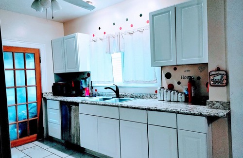 Cleveland House | Spacious 4 Bedroom, 1 bathroom Vacation Rental