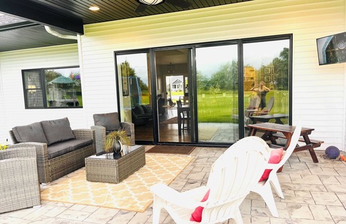 Forest Junction House | Spacious 4-bedroom/4 bath house with WiFi and AC in Kaukauna.