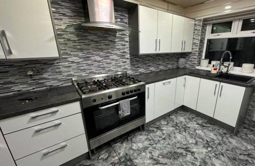 Smethwick Apartment | Spacious 4 Bedroom apartment Near Birmingham Centre-Great Location Free parking