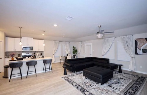 Pecan Grove House | Spacious 4-bedroom charming modern home in Richmond Tx