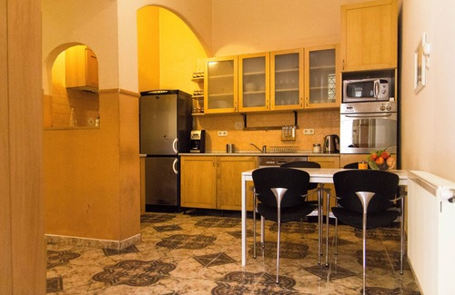 Nepszinhaz negyed Apartment | Spacious 4-Bedroom Flat in City Center