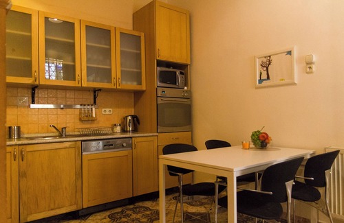 Nepszinhaz negyed Apartment | Spacious 4-Bedroom Flat in City Center