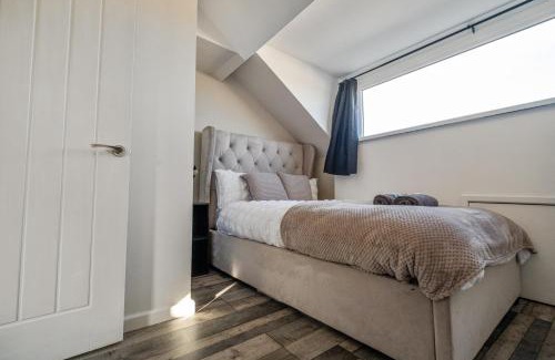 South Shields Apartment | Spacious 4 bedroom Home, 2 Bath, Free Parking - Greatly Priced!